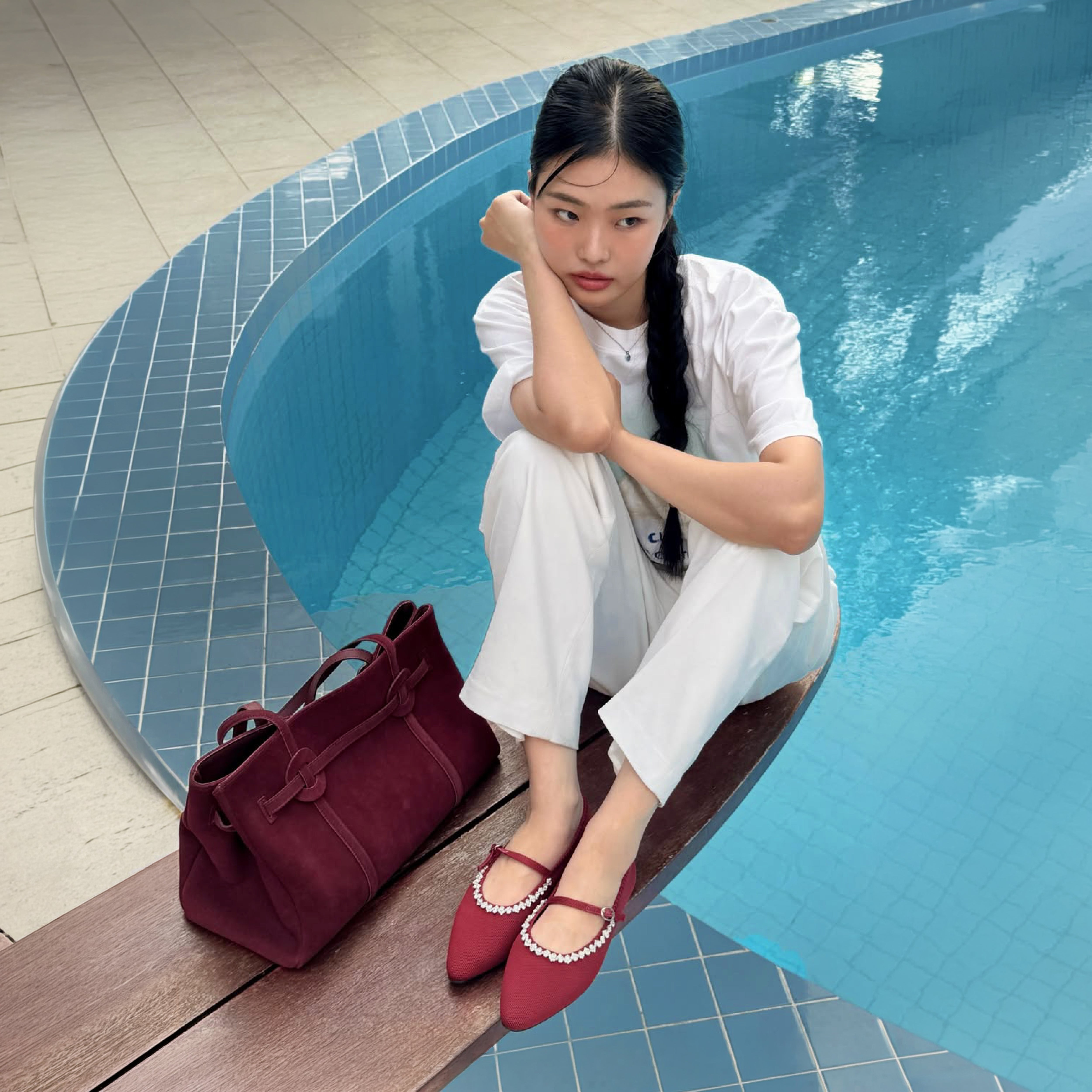 Signature Walk + You - สาวใส่รองเท้า DARLIN Signature Walk สีแดงริมสระ