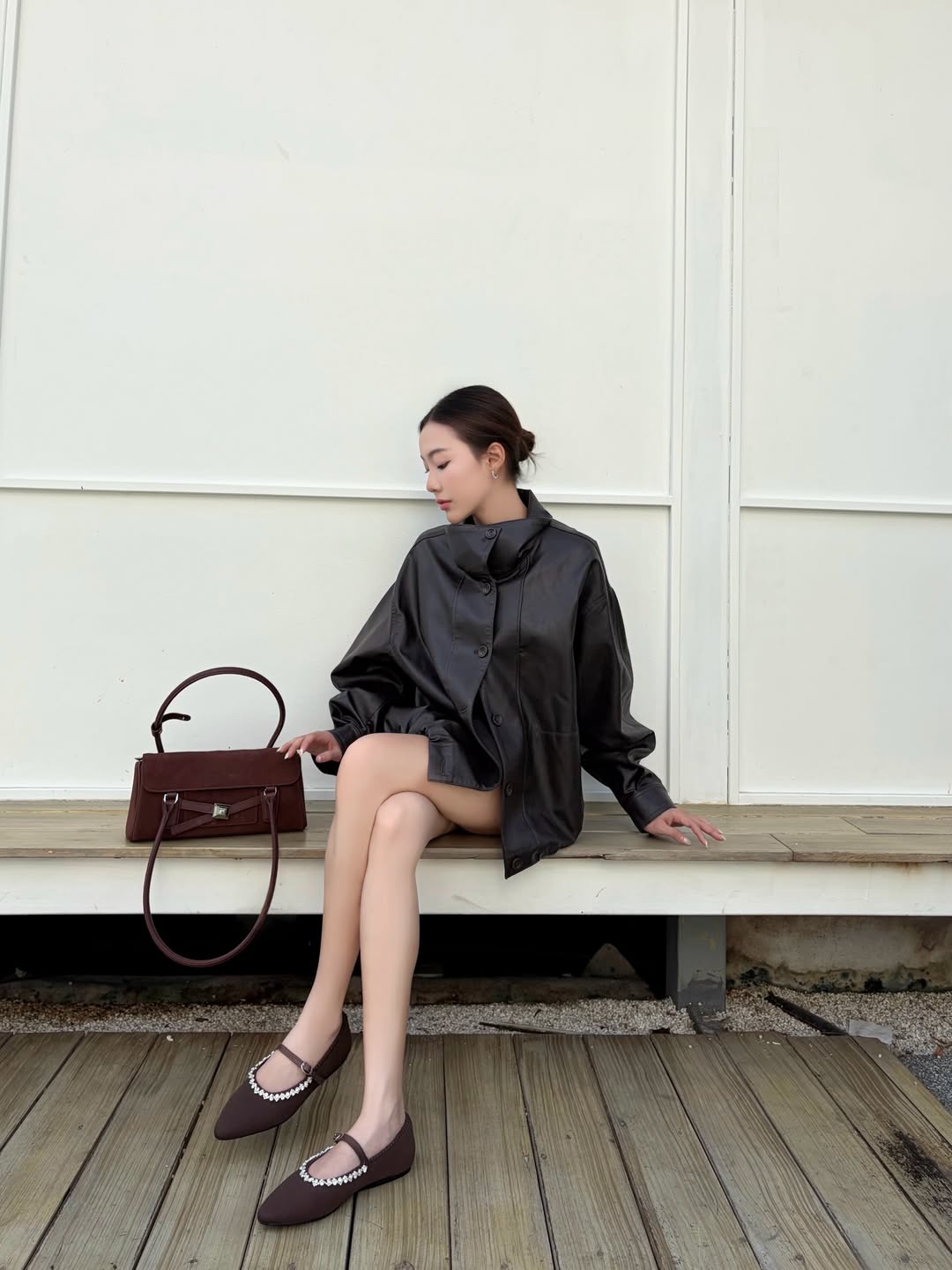 DARLIN Street Style - ลูกค้าใส่รองเท้าและถือกระเป๋า DARLIN สไตล์มินิมอล