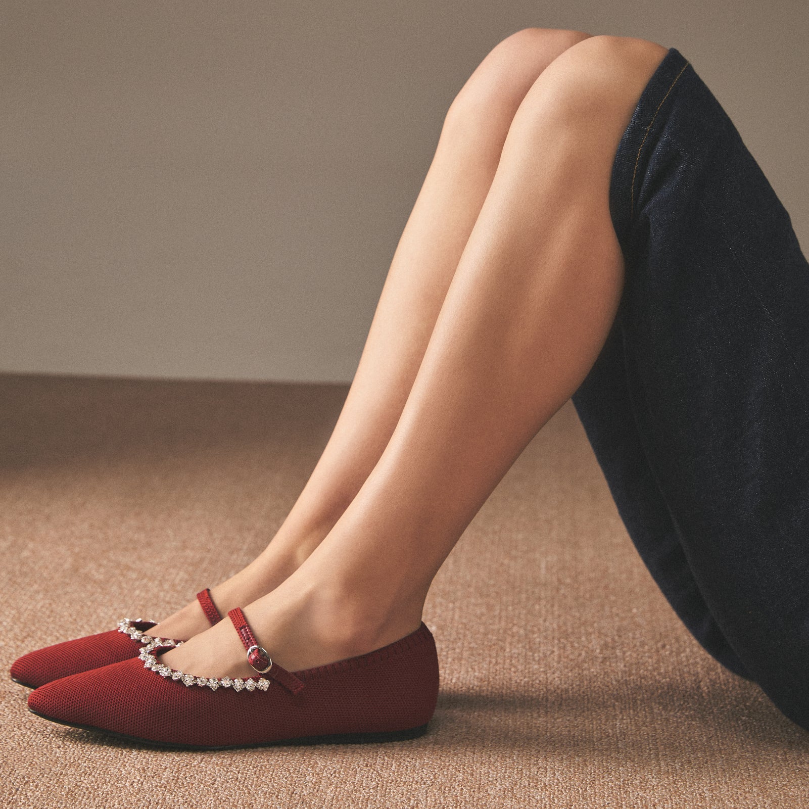 DARLIN Signature Walk Red - สาวใส่รองเท้าบัลเล่ต์สีแดงประดับคริสตัล